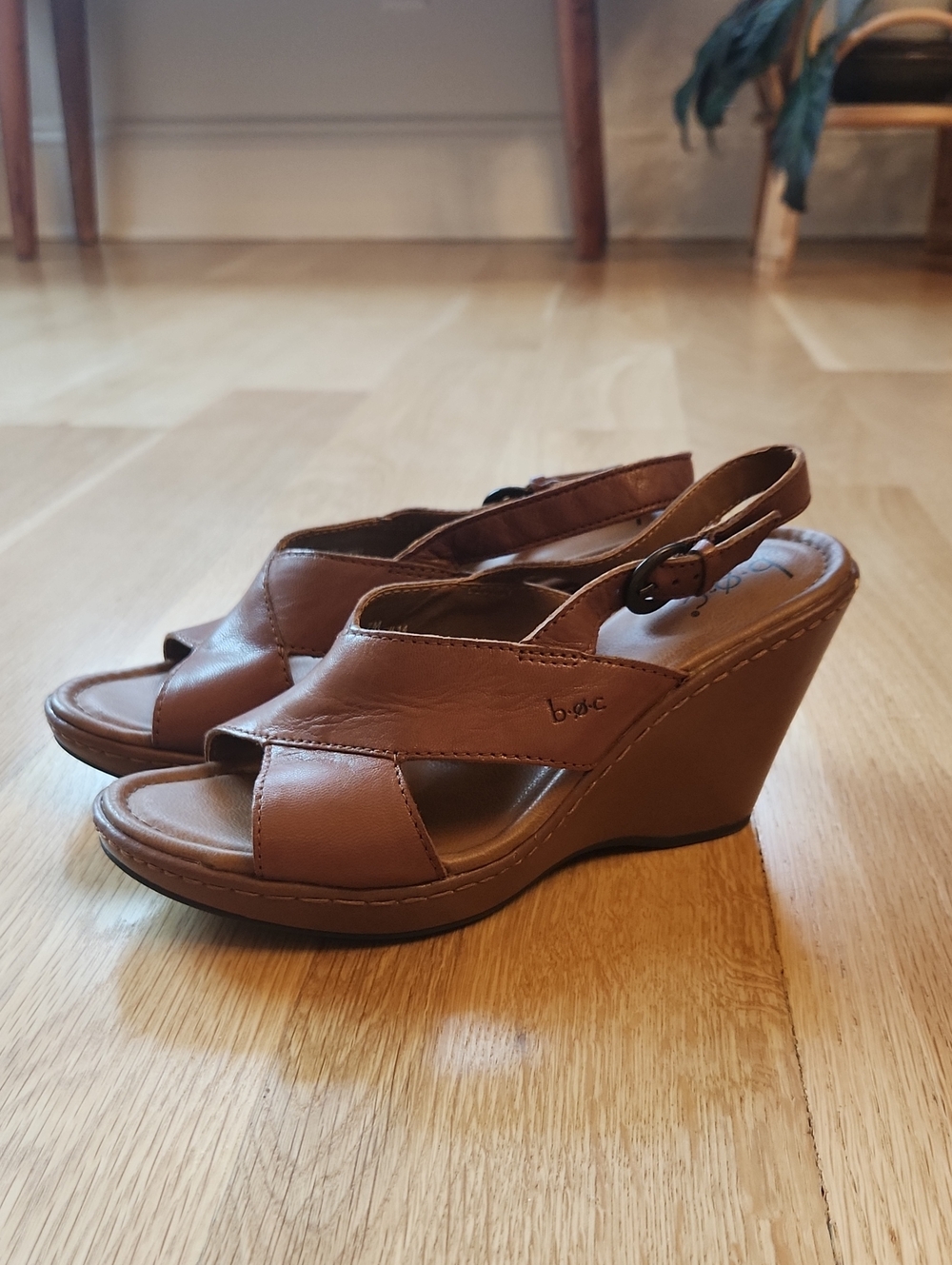 b.o.c. Women's Brown Leather Wedge Sandals